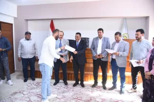 محافظ مطروح يسلم  ٢٤ نموذج ٨ للتصالح على مخالفات المبانى بالعلمين 21 - جريدة المساء