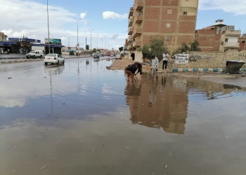 مدينة مطروح تدفع بفرق الطوارئ لرفع تجمعات مياه الأمطار بالطريق الدولي  31 - جريدة المساء