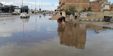 مدينة مطروح تدفع بفرق الطوارئ لرفع تجمعات مياه الأمطار بالطريق الدولي  1 - جريدة المساء