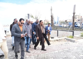 بنفسة محافظ مطروح يشرف علي أعمال صرف تجمعات مياه الأمطار بكورنيش المدينة 27 - جريدة المساء