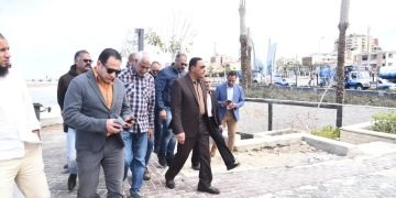 بنفسة محافظ مطروح يشرف علي أعمال صرف تجمعات مياه الأمطار بكورنيش المدينة 2 - جريدة المساء بنفسة محافظ مطروح يشرف علي أعمال صرف تجمعات مياه الأمطار بكورنيش المدينة 1 - جريدة المساء