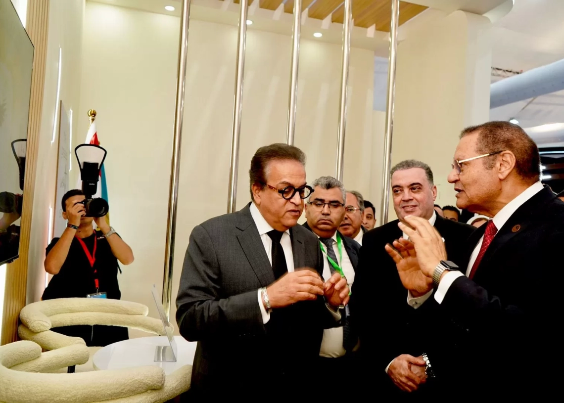 وزير الصحة يزور جناح هيئة الاعتماد والرقابة الصحية GAHAR بمعرض المؤتمر العالمي للسكان 19 - جريدة المساء