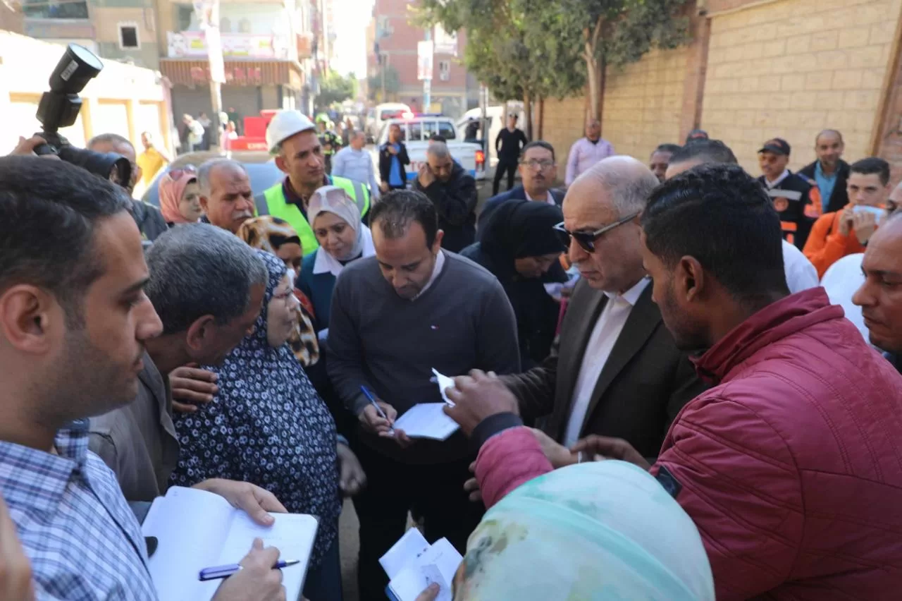 محافظ المنيا يتفقد شوارع أبوقرقاص ويستمع لمطالب المواطنين 20 - جريدة المساء