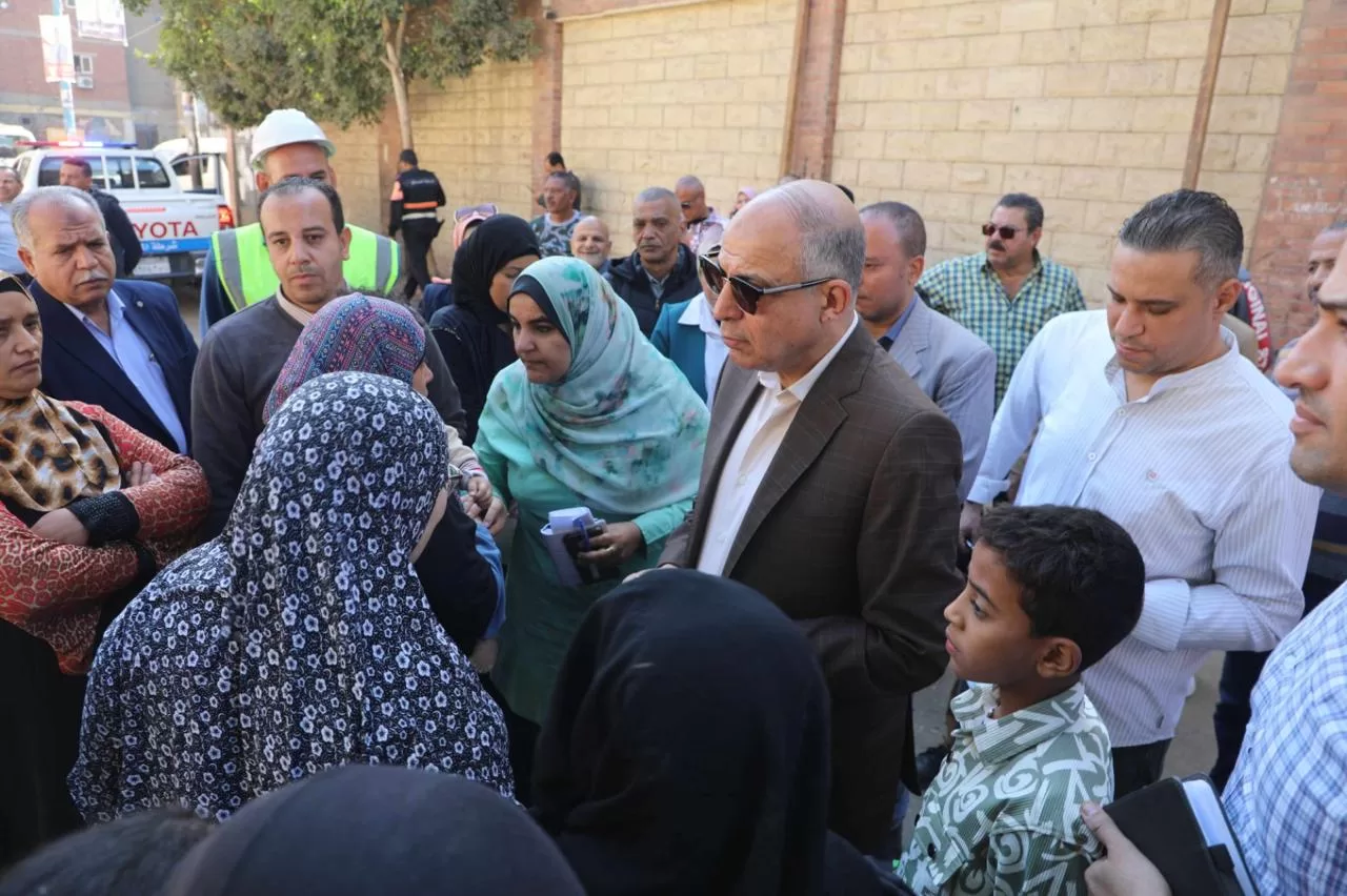 محافظ المنيا يتفقد شوارع أبوقرقاص ويستمع لمطالب المواطنين 22 - جريدة المساء