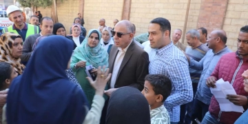 محافظ المنيا يتفقد شوارع أبوقرقاص ويستمع لمطالب المواطنين 1 - جريدة المساء