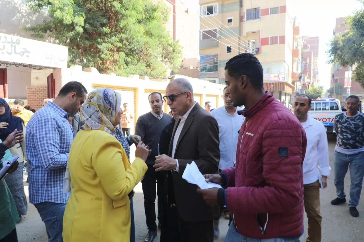 محافظ المنيا يتفقد شوارع أبوقرقاص ويستمع لمطالب المواطنين 24 - جريدة المساء