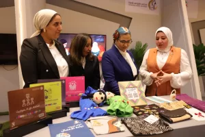 على هامش المؤتمر العالمي للسكان ..أمل عمار تتفقد جناح القومي للمرأة 21 - جريدة المساء