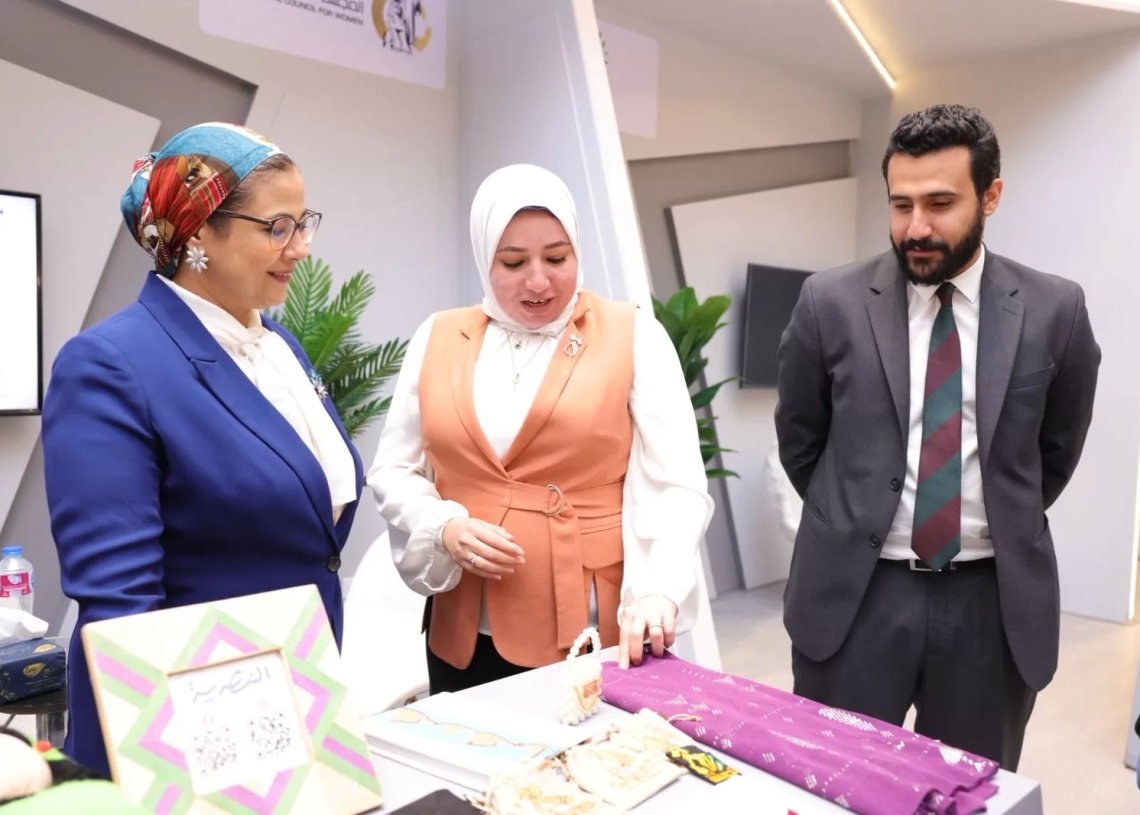 على هامش المؤتمر العالمي للسكان ..أمل عمار تتفقد جناح القومي للمرأة 19 - جريدة المساء