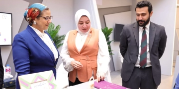 على هامش المؤتمر العالمي للسكان ..أمل عمار تتفقد جناح القومي للمرأة 1 - جريدة المساء