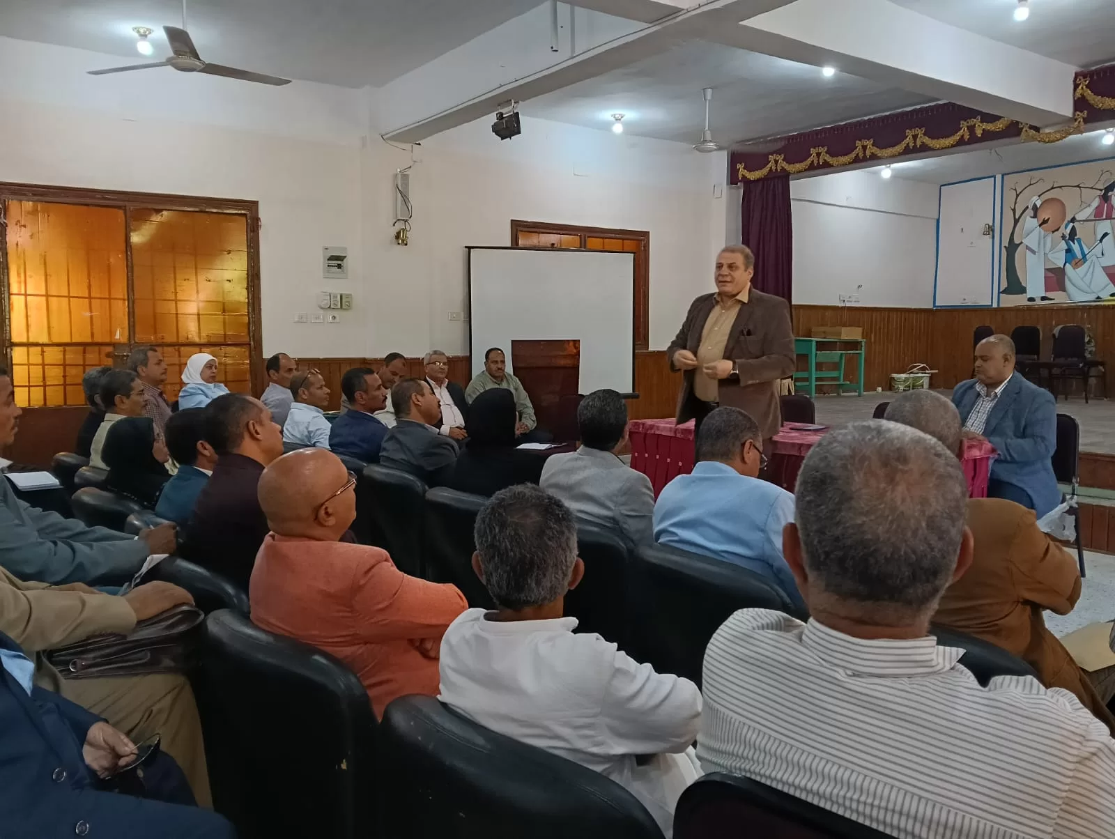 تعليم قنا يناقش جاهزية المدارس للاعتماد الأكاديمي للعام الدراسي الحالي 29 - جريدة المساء