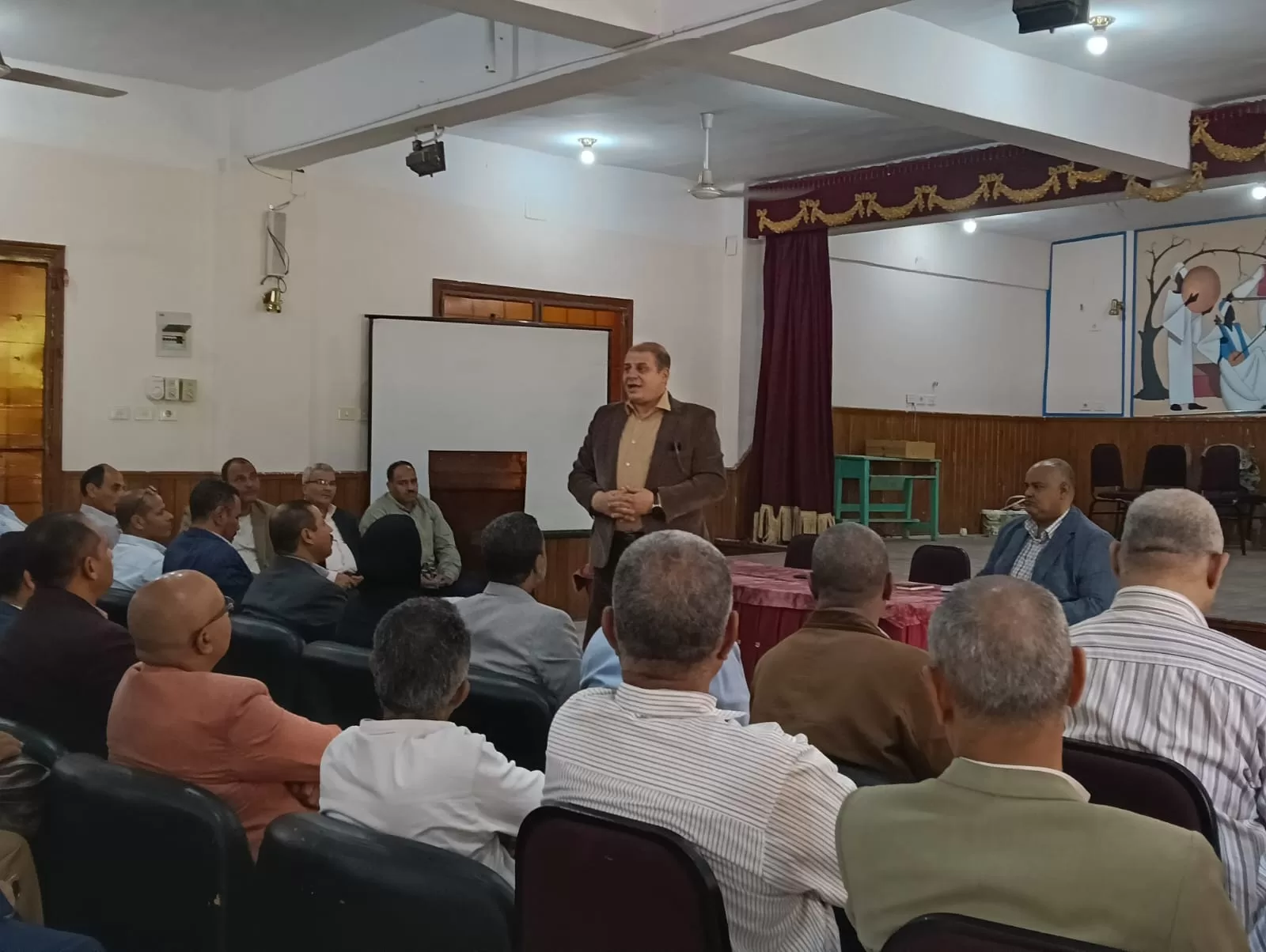 تعليم قنا يناقش جاهزية المدارس للاعتماد الأكاديمي للعام الدراسي الحالي 31 - جريدة المساء