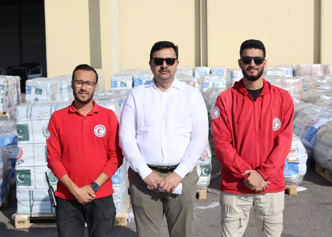 وصول الشحنة السادسة من المساعدات الباكستانية لغزة الى مطار العريش 19 - جريدة المساء