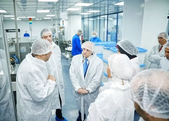 رئيس هيئة الدواء المصرية فى جولة ميدانية لمتابعة استعداد تطبيق منظومة التتبع الدوائي بمصنع أوركيديا 34 - جريدة المساء