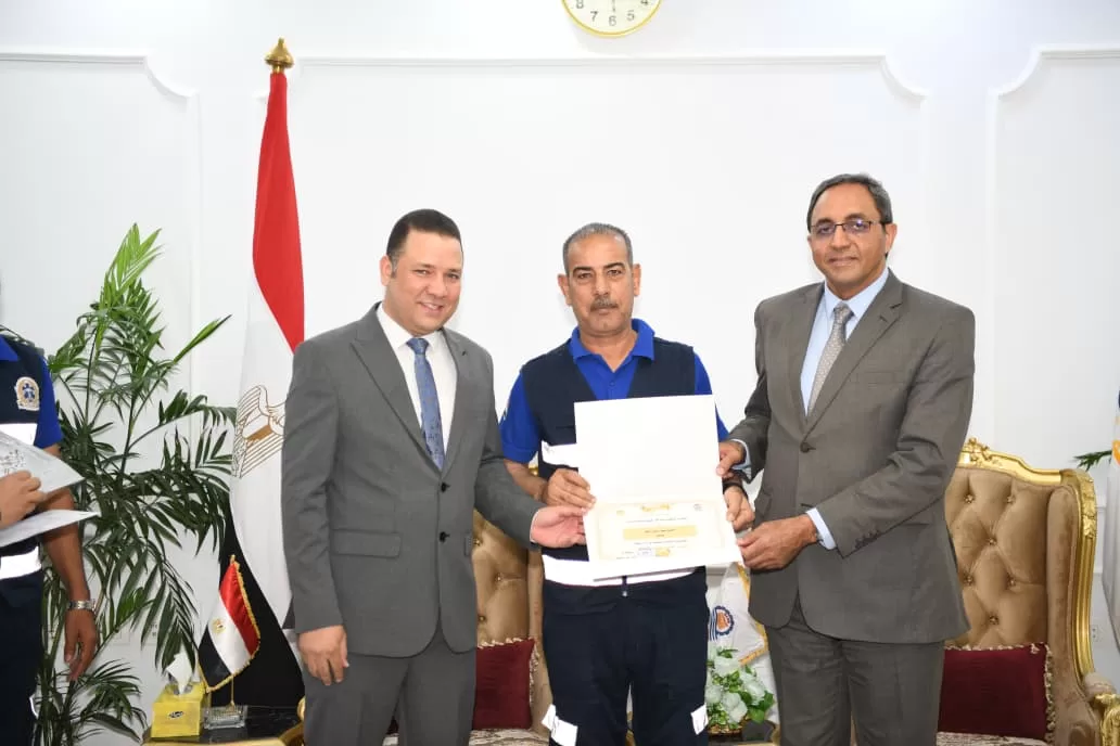 محافظ قنا يكرم مسعفًا وسائقًا أعادا 115 ألف جنيه وآيفون لصاحبهما بنجع حمادي 21 - جريدة المساء