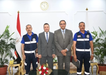 محافظ قنا يكرم مسعفًا وسائقًا أعادا 115 ألف جنيه وآيفون لصاحبهما بنجع حمادي 16 - جريدة المساء