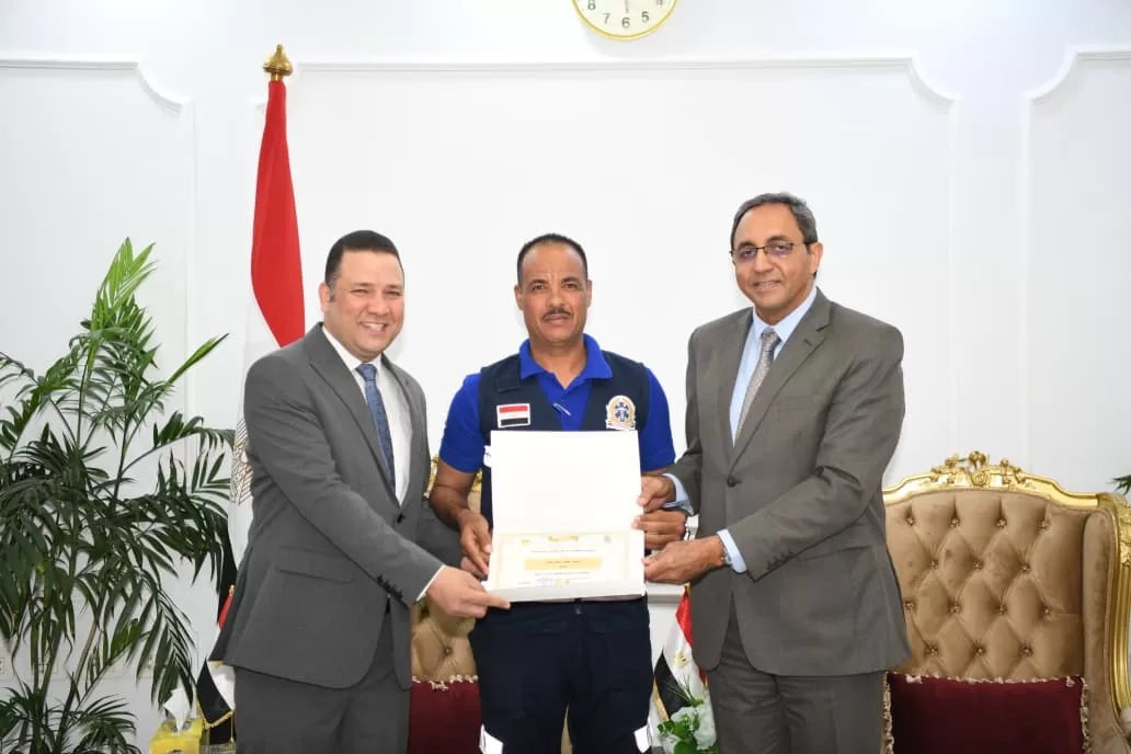 محافظ قنا يكرم مسعفًا وسائقًا أعادا 115 ألف جنيه وآيفون لصاحبهما بنجع حمادي 23 - جريدة المساء