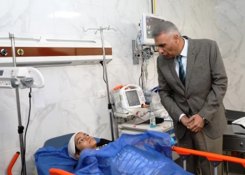 محافظ محافظ اسوان يطمئن علي المصابين في حادث إنقلاب الأتوبيس 15 - جريدة المساء