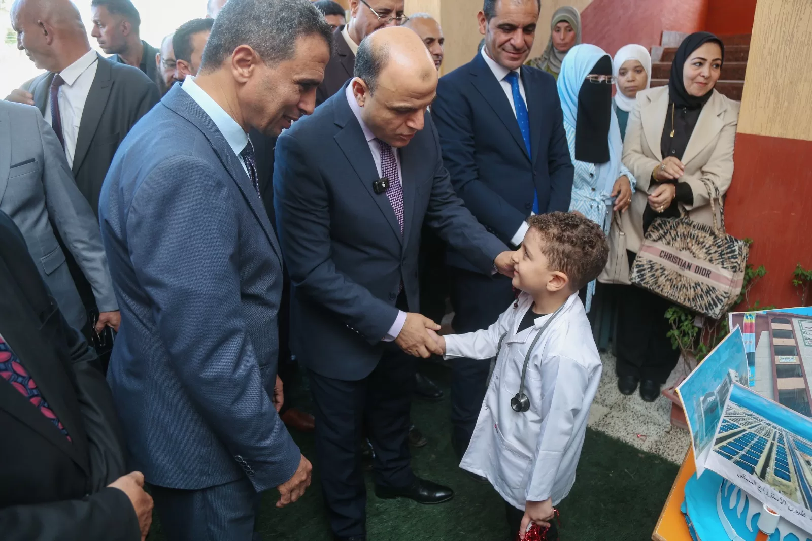 محافظ كفرالشيخ يتفقد معرض الأنشطة المدرسية بمدارس غرب المحافظة 21 - جريدة المساء