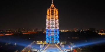 إضاءة برج نانجينغ بالصين بإسم الجيزة.. ما القصة؟ 1 - جريدة المساء