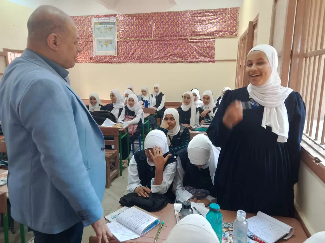 وكيل تعليم قنا يتفقد مدرسة الشهيد علي عبدالله الإعدادية 23 - جريدة المساء