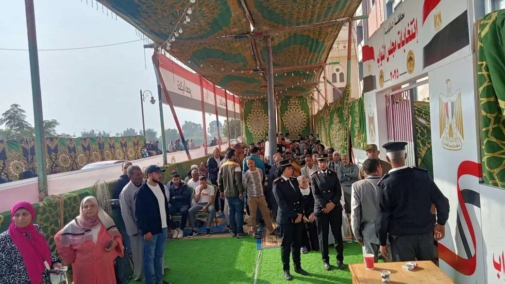 محافظ كفرالشيخ يطمئن على سير العملية الانتخابية ويشيد بمشاركة المواطنين 19 - جريدة المساء