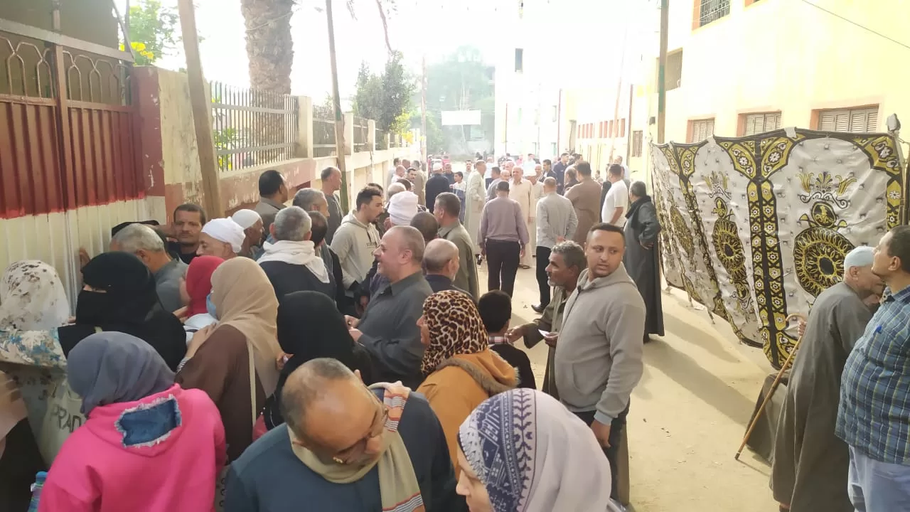 محافظ كفرالشيخ يطمئن على سير العملية الانتخابية ويشيد بمشاركة المواطنين 27 - جريدة المساء