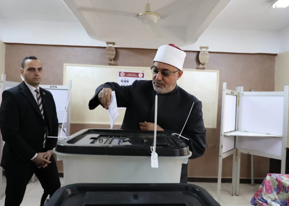 مفتي الجمهورية إبن مركز بيلا بكفرللشيخ أدلي بصوته في انتخابات المرحلة الثانيه لمجلس النواب 19 - جريدة المساء