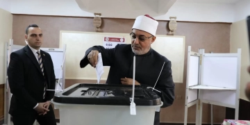 مفتي الجمهورية إبن مركز بيلا بكفرللشيخ أدلي بصوته في انتخابات المرحلة الثانيه لمجلس النواب 1 - جريدة المساء