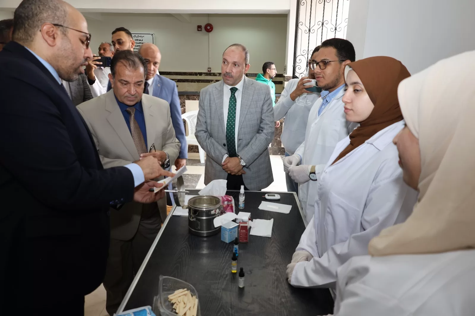 رئيس جامعة قنا يتفقد فعاليات مبادرة “اطمّن ٢” للكشف عن السكري 24 - جريدة المساء