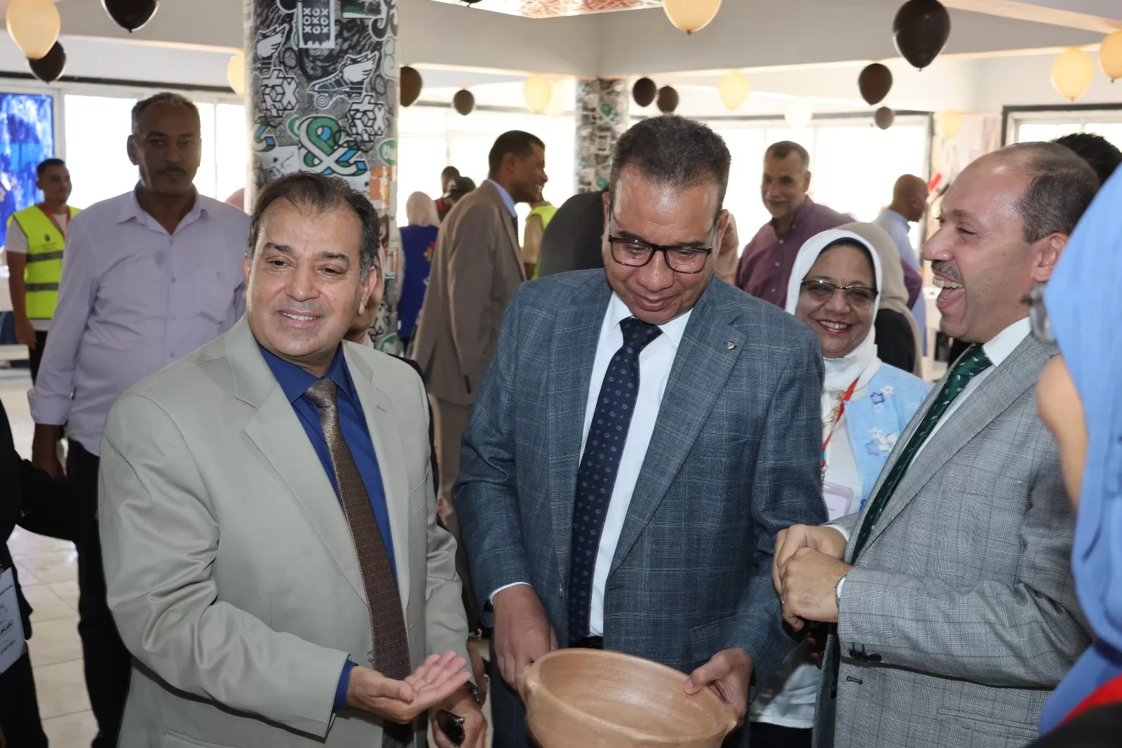 جامعة قنا تفتح أبوابها لمنتجات الأسر.. افتتاح معرض "من بيتنا لبيتكم" الثالث 23 - جريدة المساء