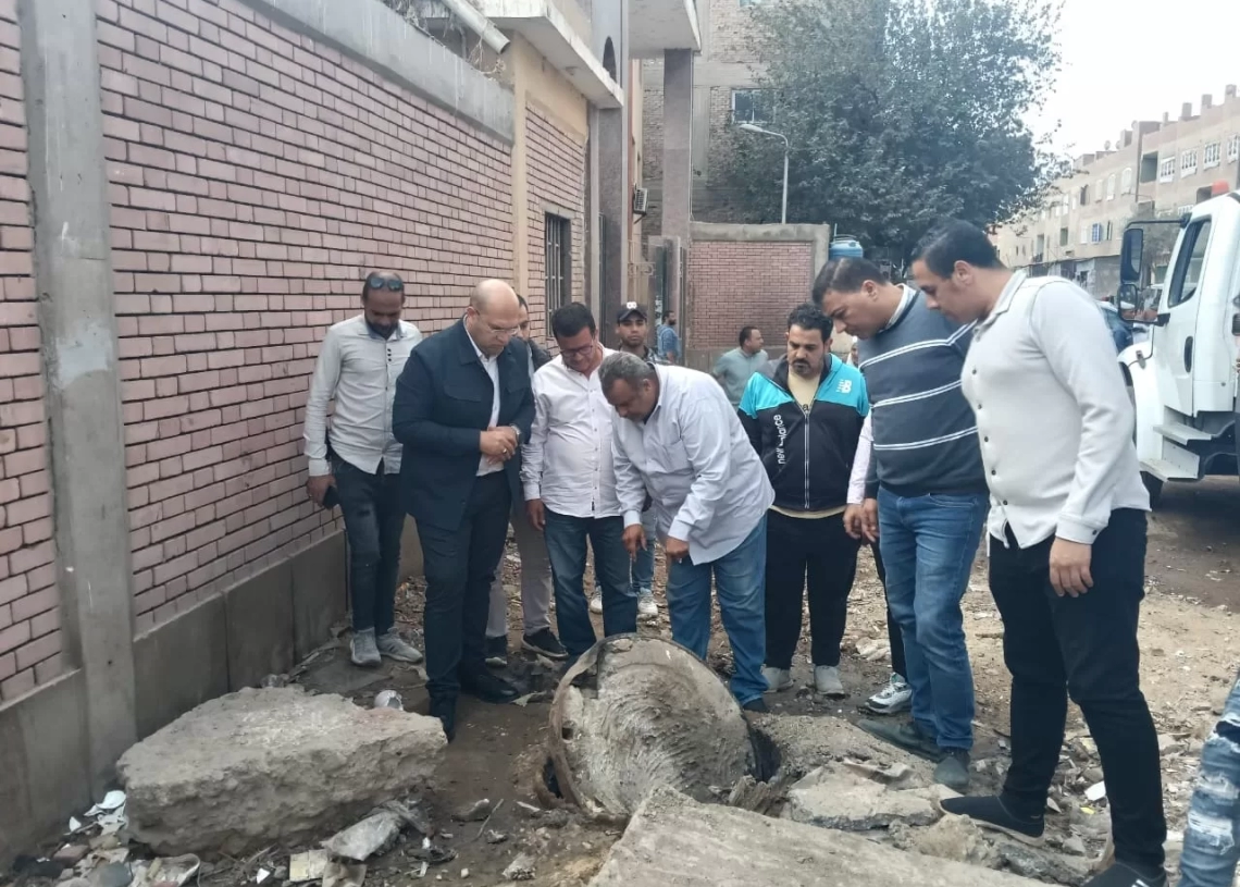 للقضاء علي مشكلة الطفوحات.. نائب محافظ الجيزة يتابع ميدانيا مشروع تجديد شبكات الصرف الصحي بأبو النمرس 19 - جريدة المساء