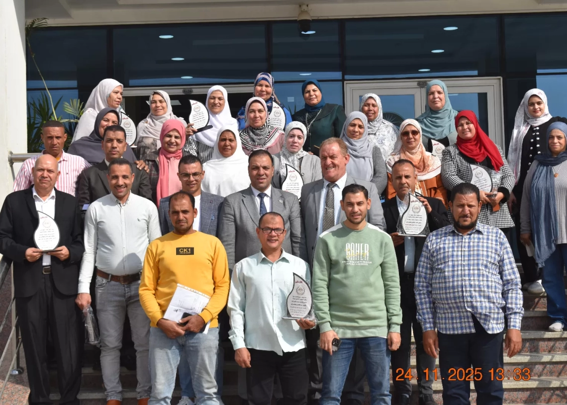 رئيس جامعة مدينة السادات يكرم إدارة الحسابات بعد فوزها بالمركز الأول للهيئات الخدمية 19 - جريدة المساء