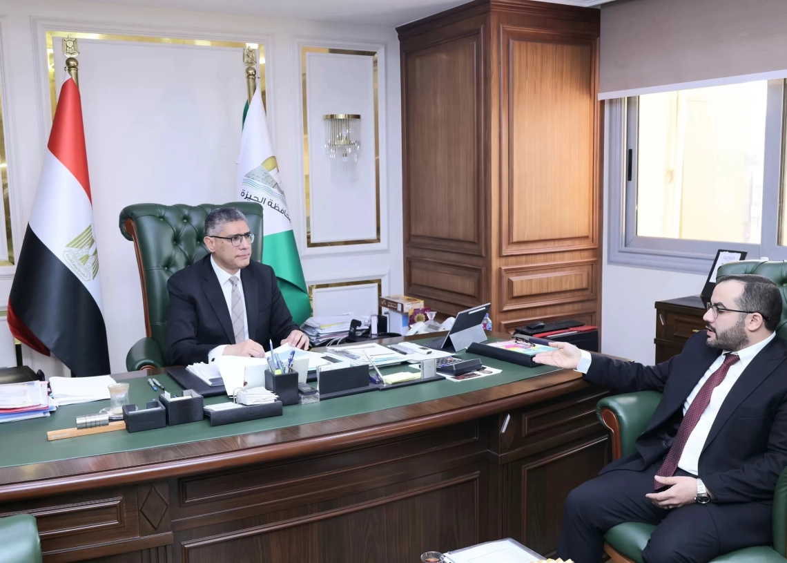 محافظ الجيزة يلتقي مدير فرع التأمين الصحي بالمحافظة