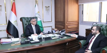 محافظ الجيزة يلتقي مدير فرع التأمين الصحي بالمحافظة