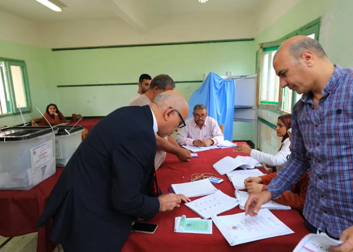 رئيس جامعة كفر الشيخ يدلي بصوته في انتخابات مجلس النواب 17 - جريدة المساء