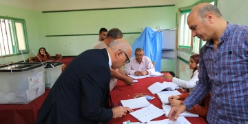 رئيس جامعة كفر الشيخ يدلي بصوته في انتخابات مجلس النواب 1 - جريدة المساء