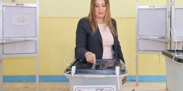 رئيس البريد تُدلي بصوتها.. في انتخابات مجلس النواب 2 - جريدة المساء رئيس البريد تُدلي بصوتها.. في انتخابات مجلس النواب 1 - جريدة المساء