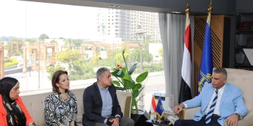 محافظ أسوان يبحث آليات تطوير منظومة إدارة الأصول الإستثمارية والصيانة بالتعاون مع مشروع الدعم الفنى بوزارة التنمية المحلية 1 - جريدة المساء