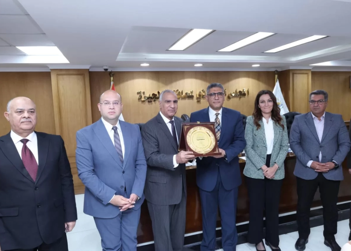 محافظ الجيزة يكرّم منصور بدوي تقديرًا لمساهماته في تطوير منظومة مياه الشرب والصرف الصحي 19 - جريدة المساء
