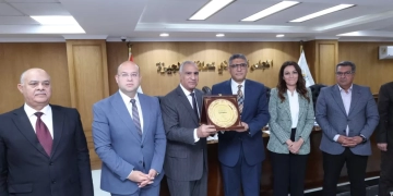 محافظ الجيزة يكرّم منصور بدوي تقديرًا لمساهماته في تطوير منظومة مياه الشرب والصرف الصحي 1 - جريدة المساء