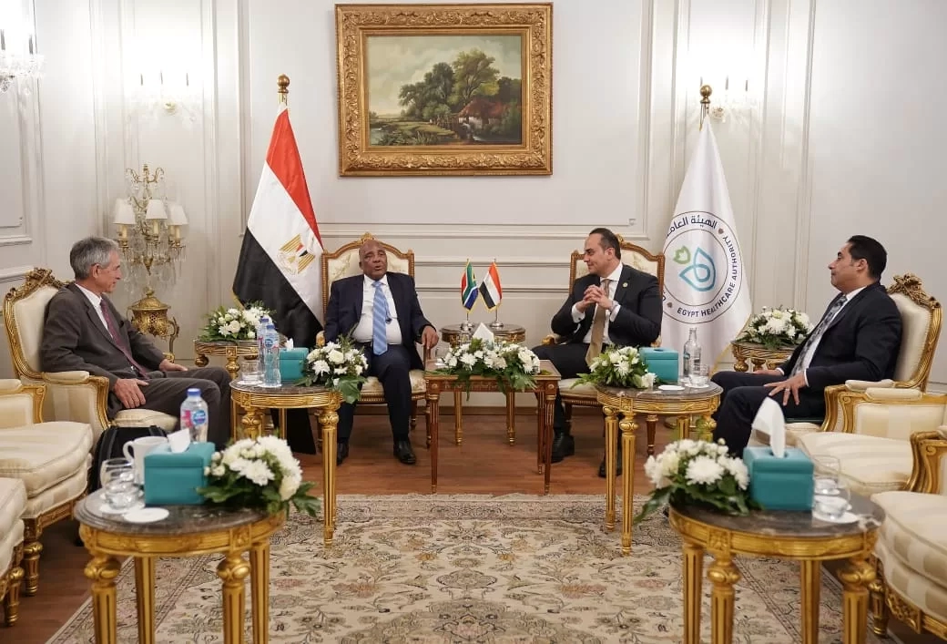 "السبكى" ووزير صحة جنوب أفريقيا بحثا تعزيز السياحة العلاجية 19 - جريدة المساء