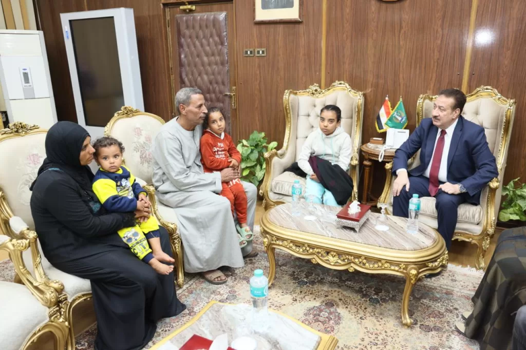 محافظ المنوفية لأسرة "الجزار" شهيد الشهامة : " أنا تحت أمركم و مكتبي مفتوح في أي وقت" 7 - جريدة المساء