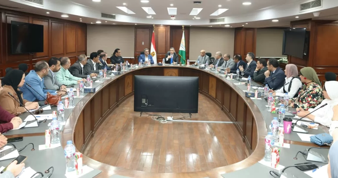 محافظ الجيزة يلتقي عددا من الصحفيين