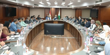 محافظ الجيزة يلتقي عددا من الصحفيين