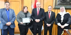 رئيس جامعة القناة يكرّم الفائزين بجائزة الموظف المثالي 21 - جريدة المساء