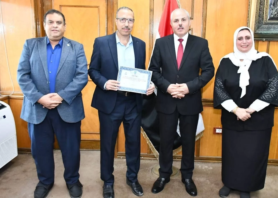 رئيس جامعة القناة يكرّم الفائزين بجائزة الموظف المثالي 19 - جريدة المساء