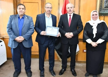 رئيس جامعة القناة يكرّم الفائزين بجائزة الموظف المثالي 16 - جريدة المساء