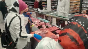 ضبط 134 كيلو لحوم ودواجن فاسدة داخل هايبر شهير بمدينة الشروق 33 - جريدة المساء