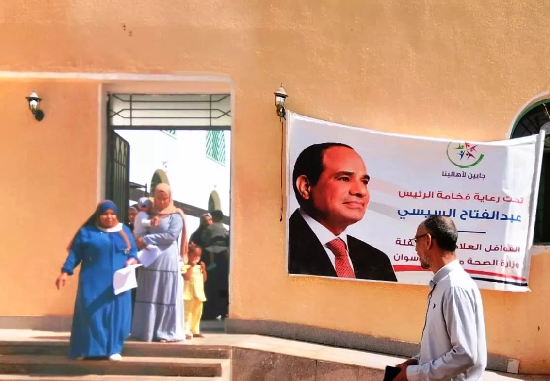 توقيع الكشف الطبى وتقديم العلاج المجانى لـ 1382 مواطن ومواطنة من أبناء مدينة أبو سمبل السياحية 19 - جريدة المساء