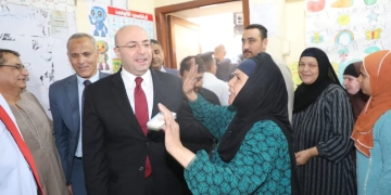 محافظ بني سويف يتابع انتظام أعمال التصويت خلال تفقده عدد من اللجان 1 - جريدة المساء